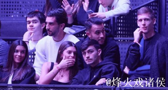 放松身心，胜奥萨苏纳后巴萨众将前往观看板式网球巡回赛