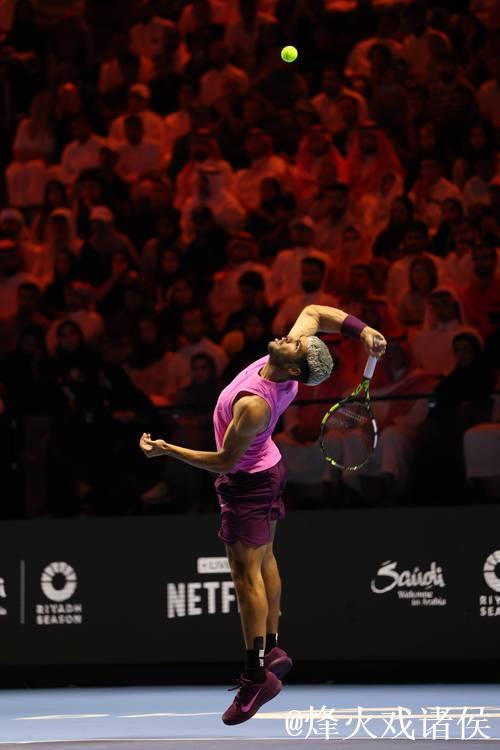 辛纳完胜德约科维奇，将与阿尔卡拉斯争夺沙特六王大满贯冠军